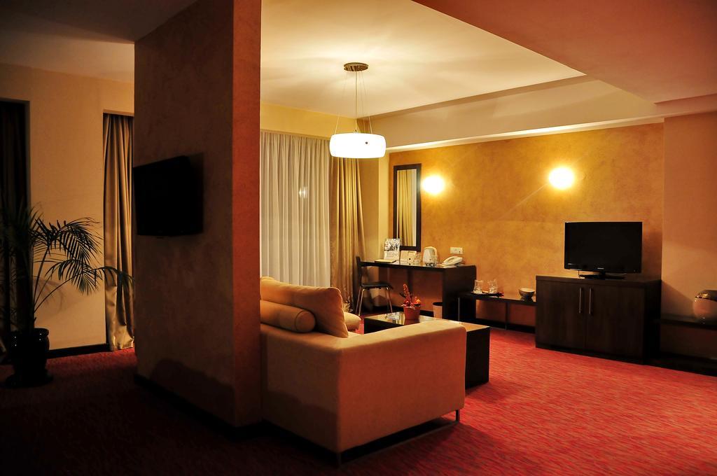 Hotel Clermont Ковасна Екстер'єр фото
