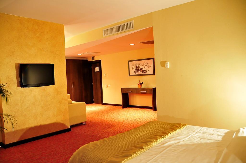 Hotel Clermont Ковасна Екстер'єр фото