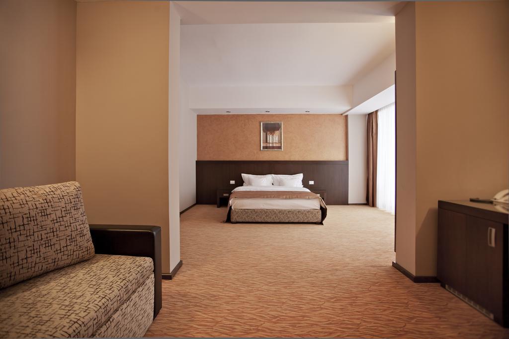 Hotel Clermont Ковасна Екстер'єр фото