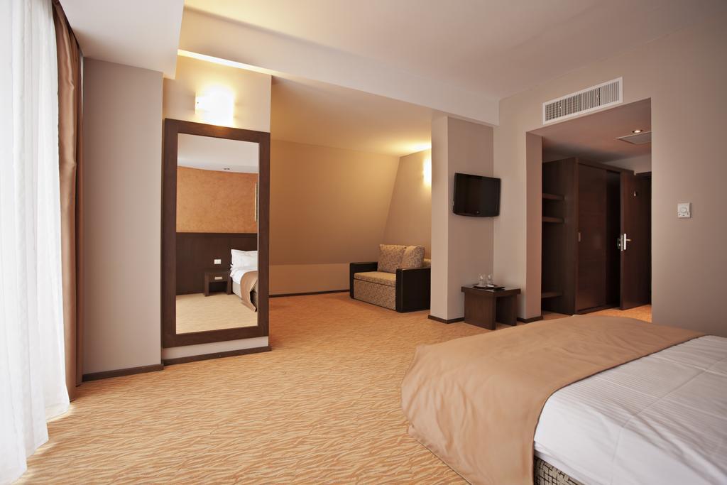 Hotel Clermont Ковасна Екстер'єр фото