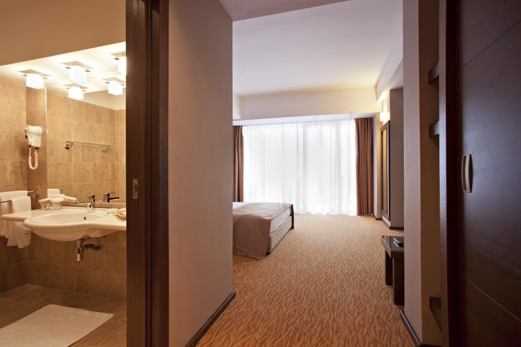 Hotel Clermont Ковасна Екстер'єр фото