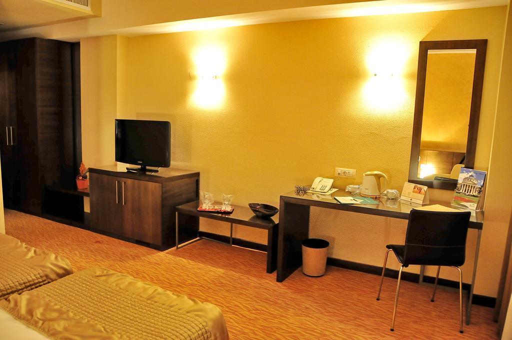 Hotel Clermont Ковасна Екстер'єр фото