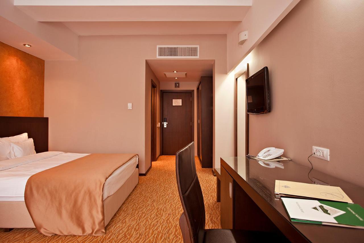 Hotel Clermont Ковасна Екстер'єр фото